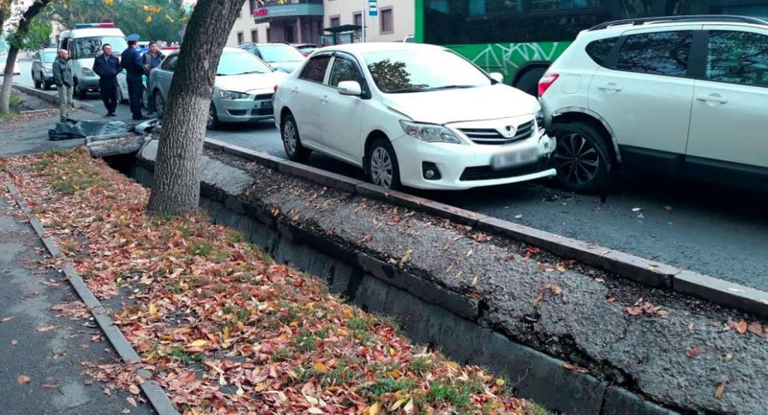 Из-за сердечного приступа водитель врезался в другое авто и скончался в Алматы (фото) Из-за сердечного приступа водитель врезался в другое авто и скончался в Алматы (фото)
