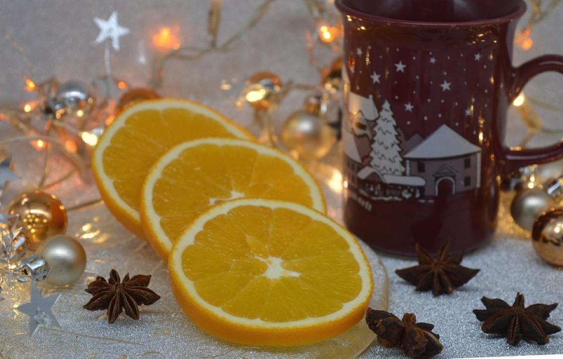 Нарезанный апельсин с новогодними украшениями
