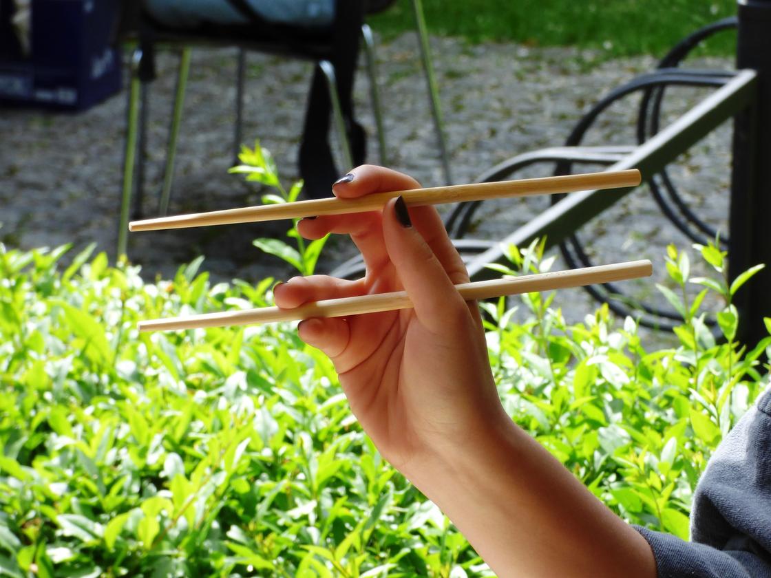 Как научиться правильно держать палочки для еды?