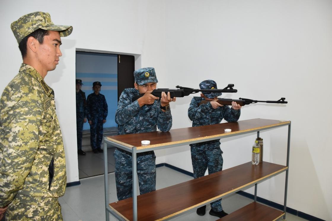 Полицейские обучают подростков самообороне и боевой подготовке в Талдыкоргане