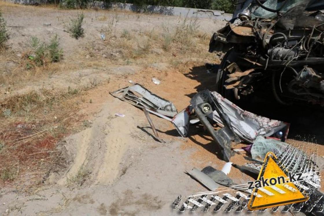 Тонны зерна рассыпались на капчагайской трассе после столкновения двух грузовиков (фото)