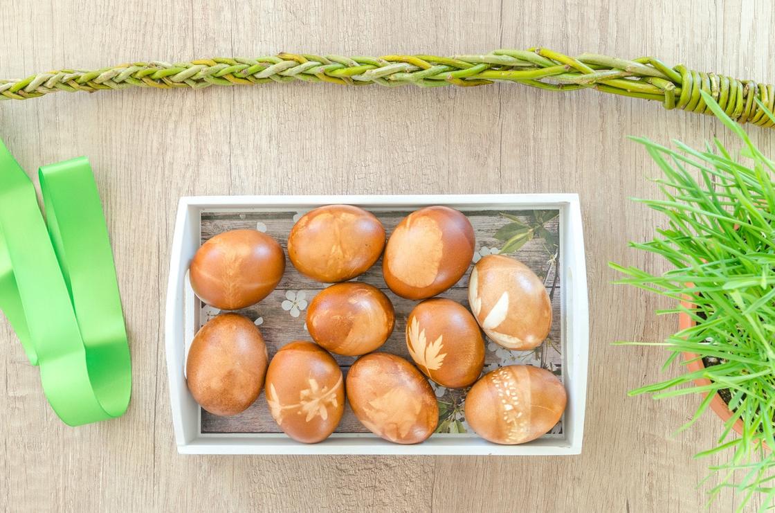 Окрашенные луковой шелухой яйца с узором на скорлупе Окрашенные луковой шелухой яйца с узором на скорлупе