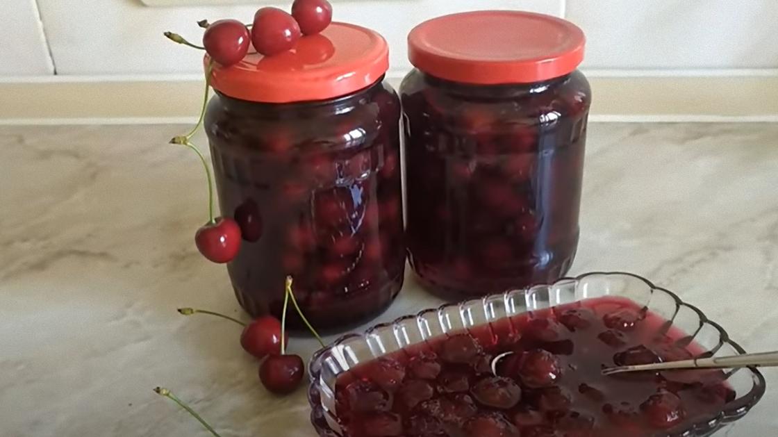 Вазочка с вареньем и две баночки черешневого варенья Вазочка с вареньем и две баночки черешневого варенья