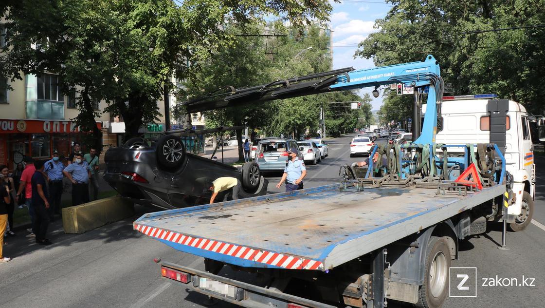 Эвакуатор на месте аварии в Алматы