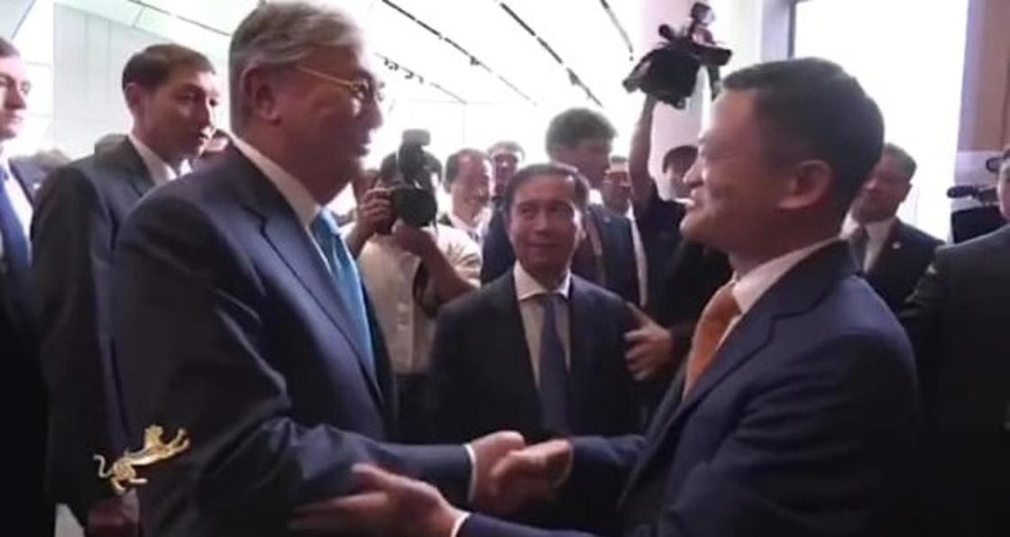 Теплое рукопожатие: появилось видео встречи Токаева с Джеком Ма