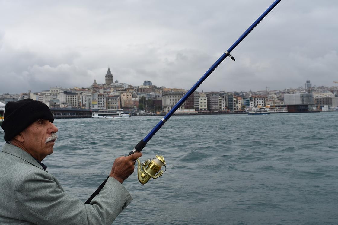 Рыбак в Стамбуле