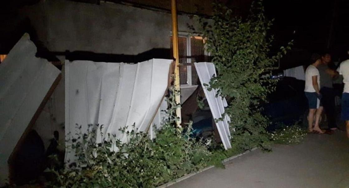 «Жена дернула руль»: автомобиль сбил 63-летнего мужчину и врезался в дом в Алматы