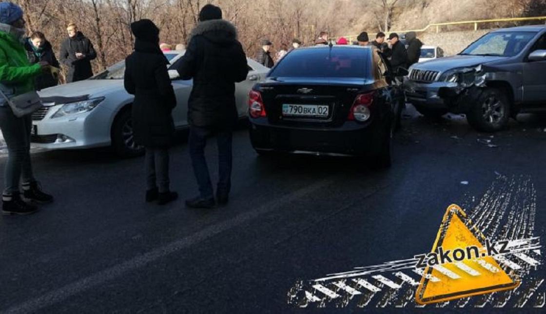 Массовая авария произошла на горной трассе в Алматы (фото)