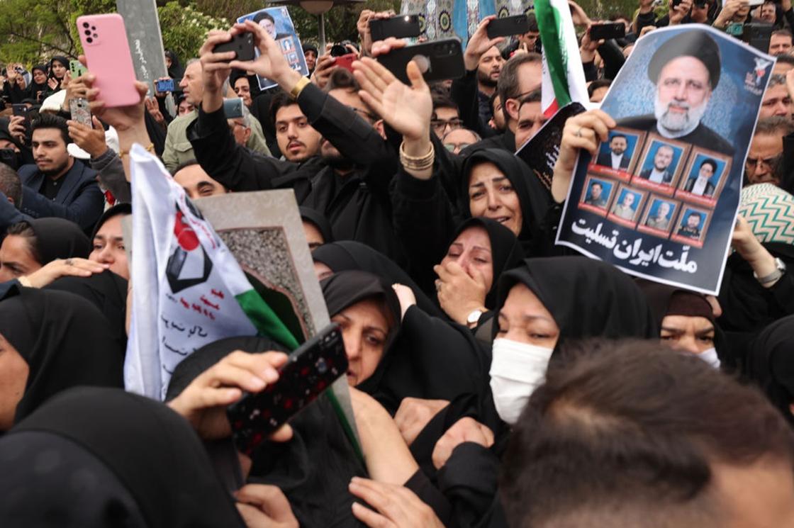 Женщины скорбят по погибшему президенту Ирана