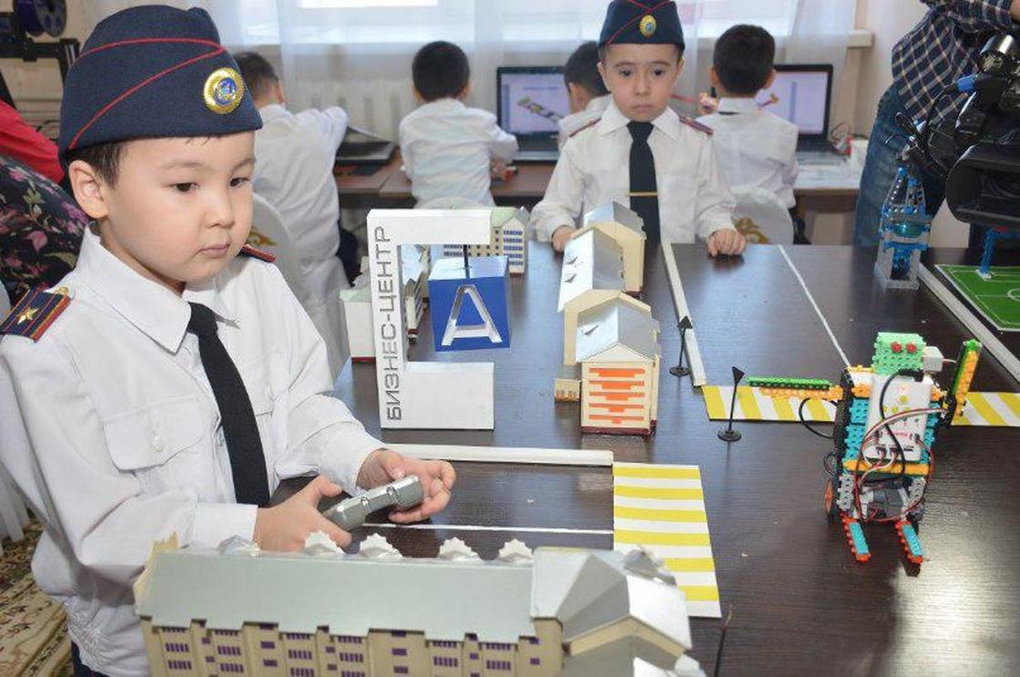 Роботов-полицейских изобрели казахстанские дошколята