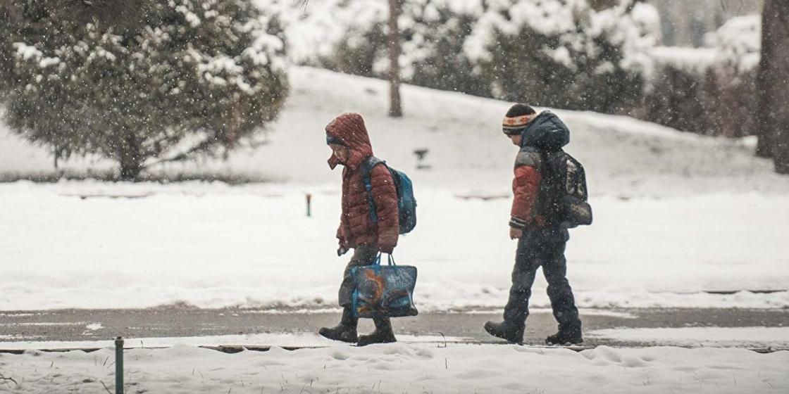 Школьные занятия отменили из-за мороза в нескольких городах Казахстана