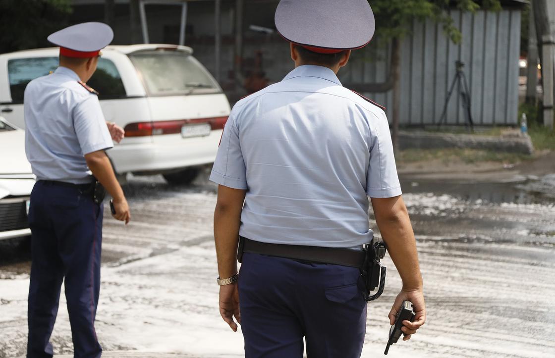 Полицейские обвинили своего начальника в поборах в Алматы