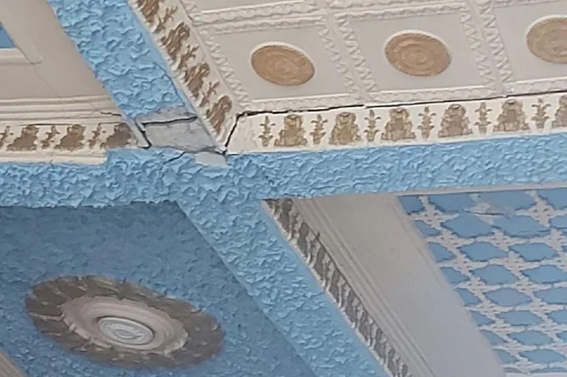Потолок на автовокзале в Усть-Каменогорске Потолок на автовокзале в Усть-Каменогорске