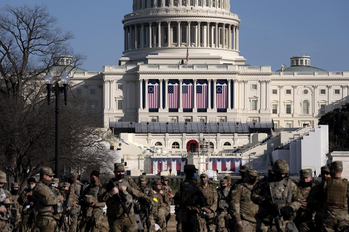 Военные перед зданием Капитолия США