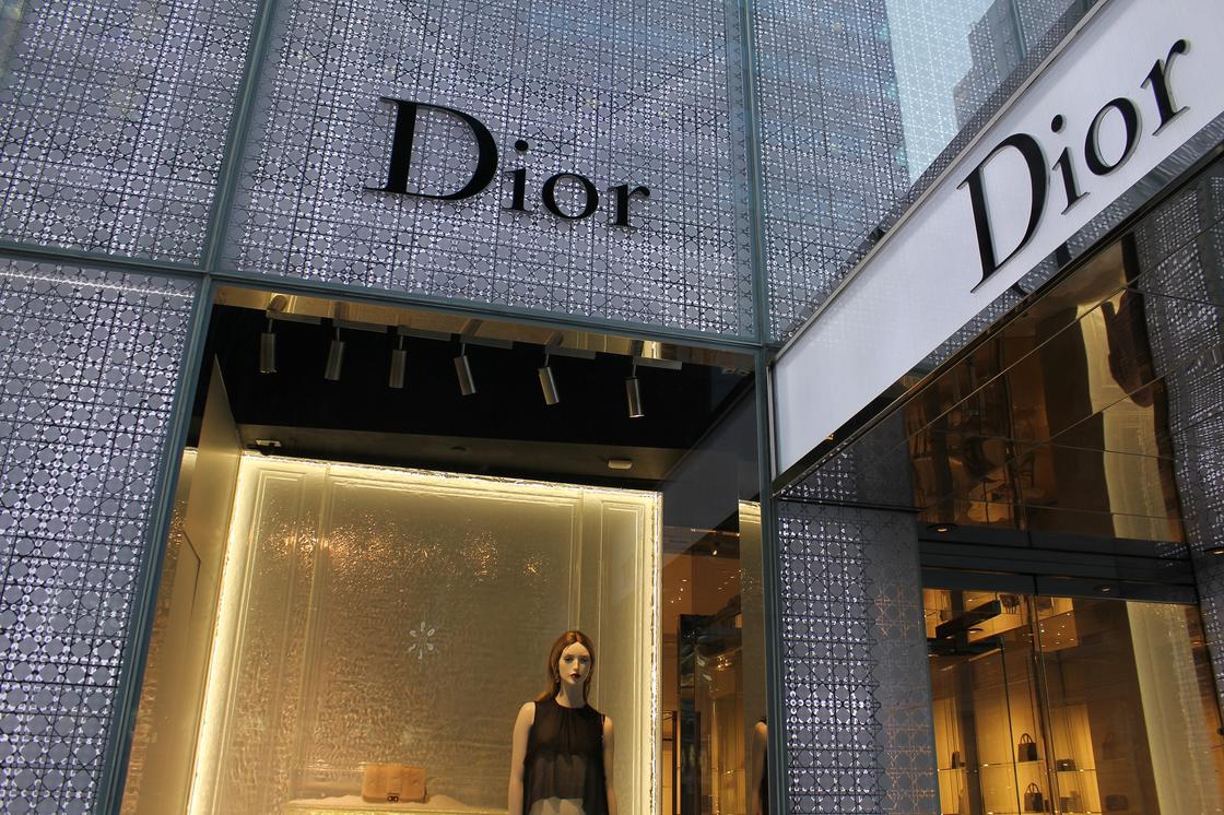 Dior сән үйі. Көрнекі сурет