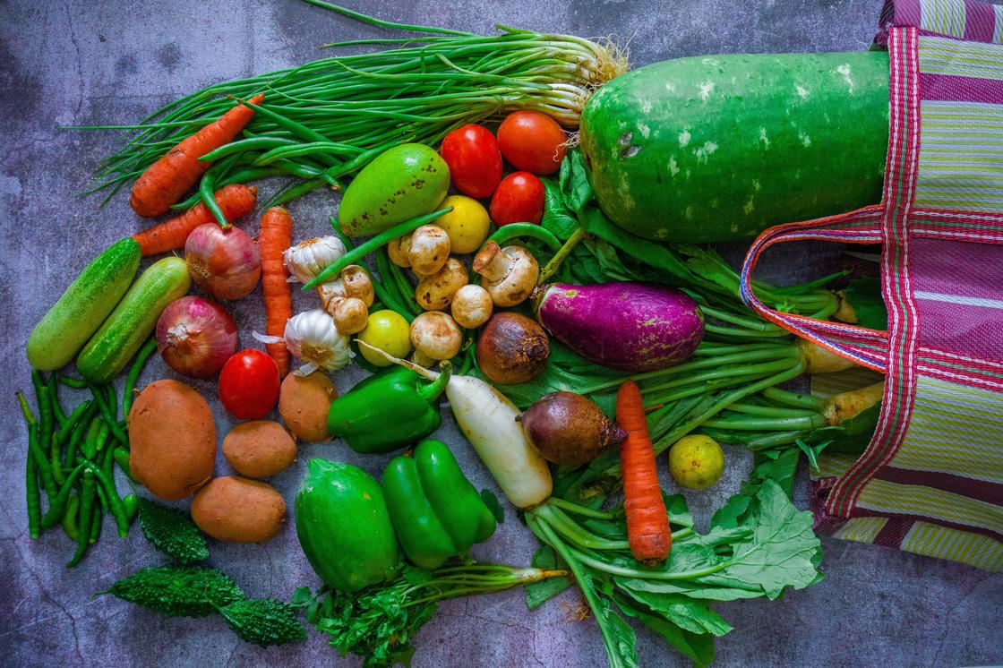 Разноцветные овощи на столе