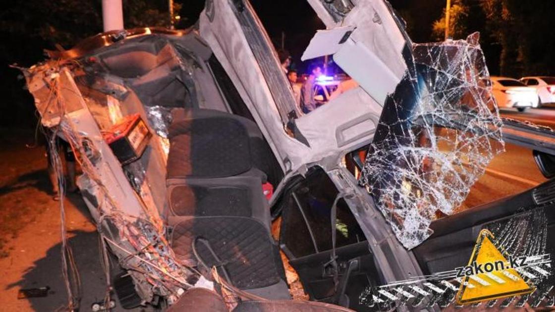 BMW разорвало пополам в Алматы (фото)