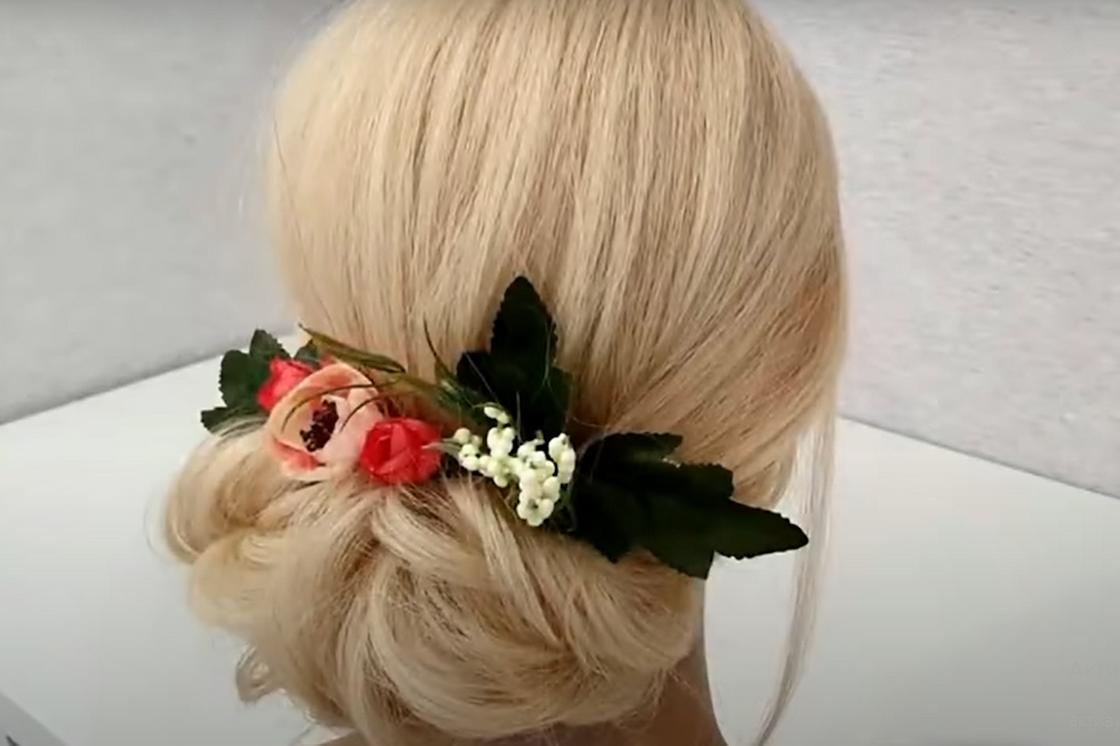 Красивая прическа в греческом стиле на средние волосы с цветочной заколкой
