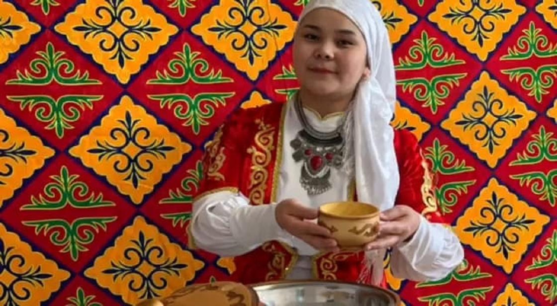 Девушка готовит казахский дастархан
