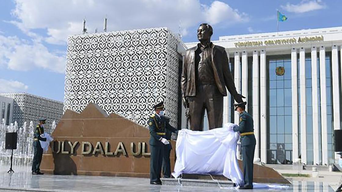 Церемония открытия памятника в Туркестане