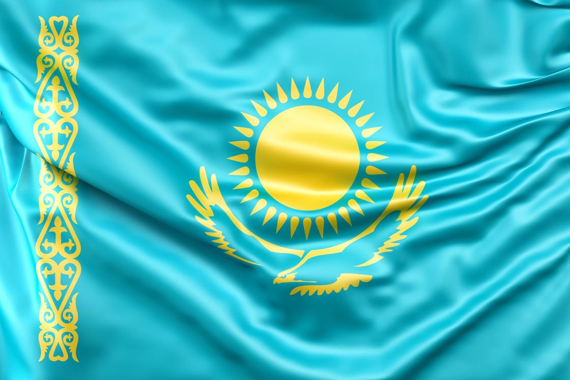 Флаг Казахстана: на голубом фоне изображение птицы и солнца