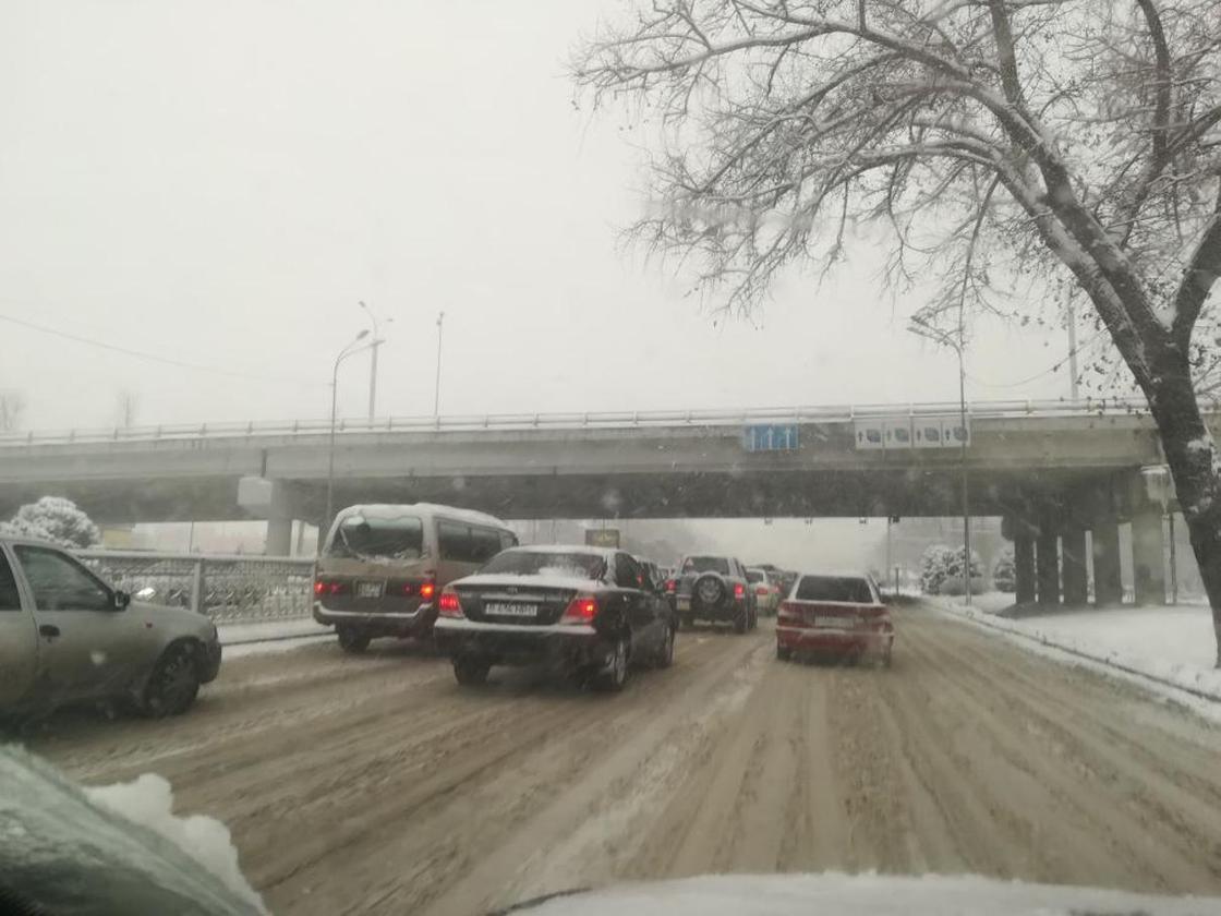 Алматы засыпало снегом: в городе восьмибалльные пробки (фото, видео)