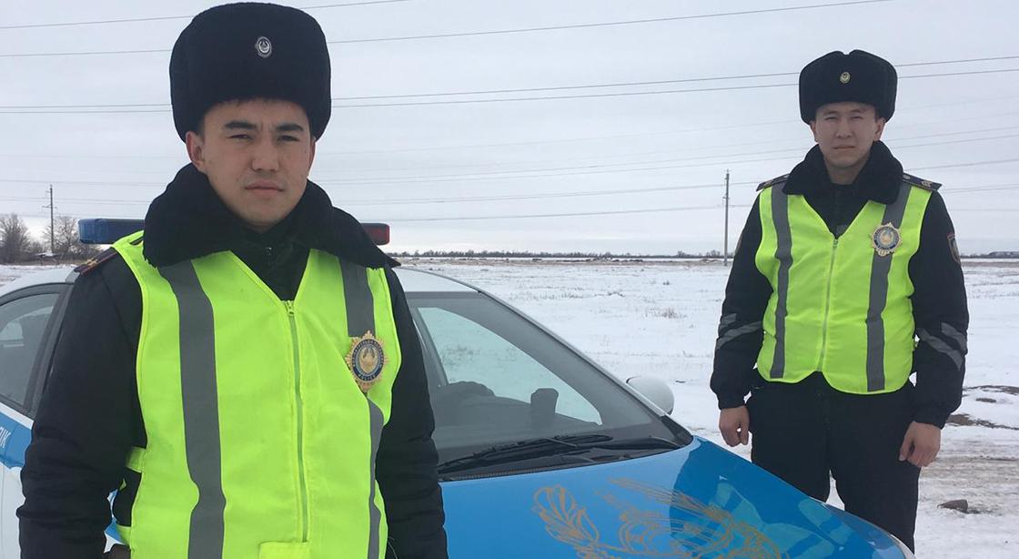 Женщину и двоих детей спасли полицейские в Шахтинске