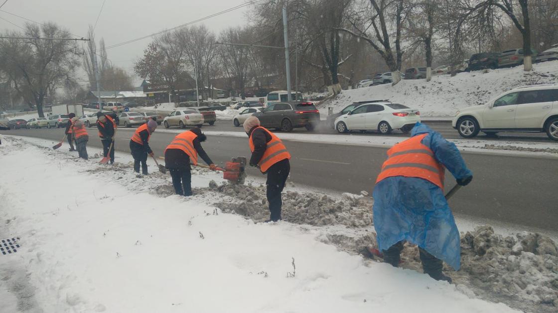 Уборка снега в Алматы