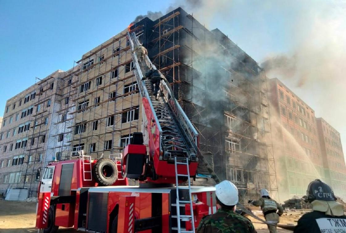 Пожарные тушат пылающее здание