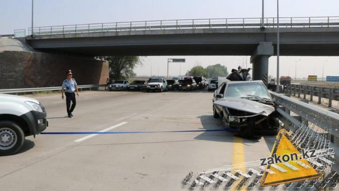 Влетел в отбойник: водитель и пассажир погибли на трассе Алматы - Усть-Каменогорск (фото)