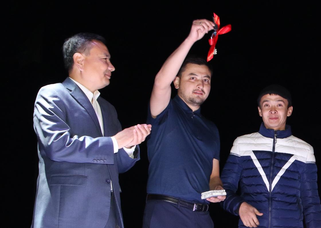 В Кызылорде на день города родители тройняшек получили квартиру