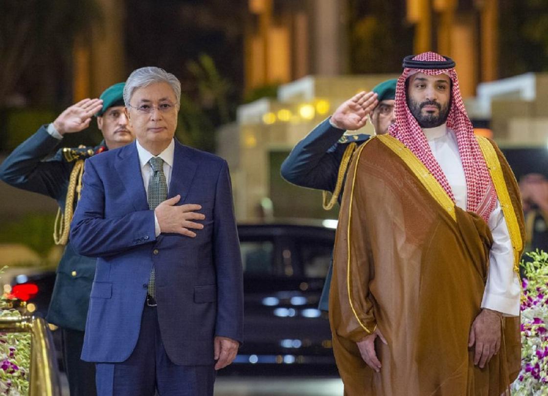 Президент пен Салман бен Әбделазиз Әл Сауд екі елдің әнұранын тыңдауда