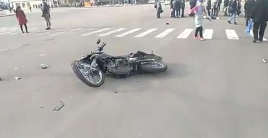 Байкер с пассажиром врезался в автомобиль в Жезказгане (видео)