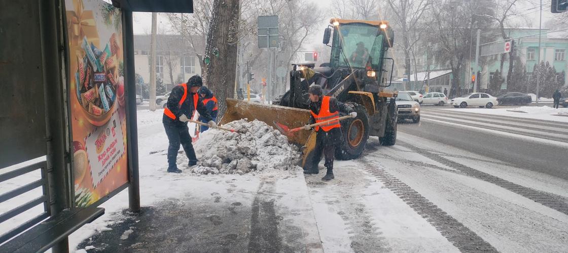 Уборка снега в Алматы