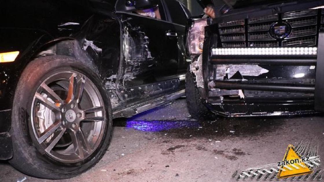 Два человека пострадали в столкновении элитных авто в Алматы (фото)