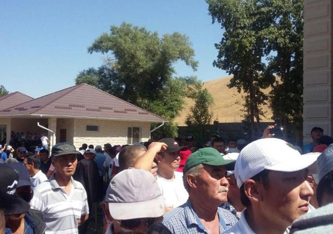 Атамбаев появился во дворе своего дома (фото)