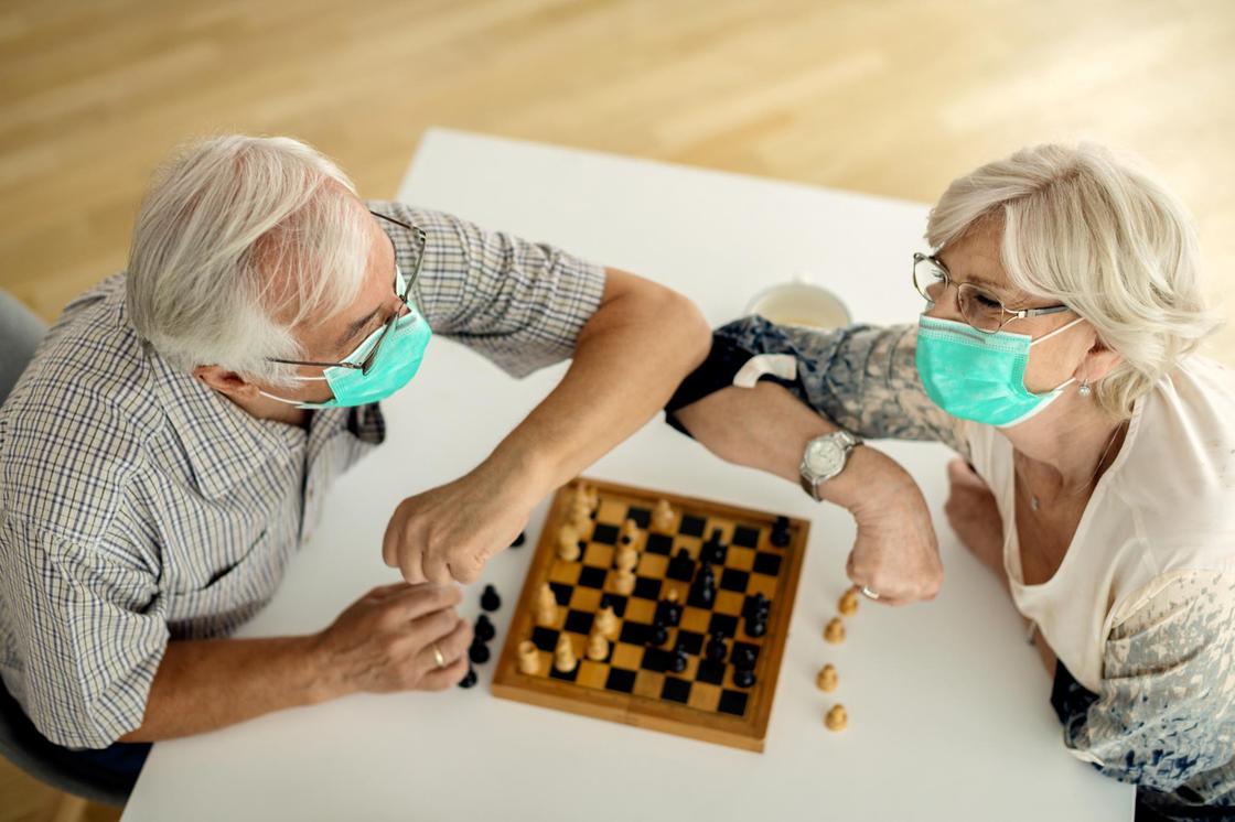Пожилые люди завершили шахматную партию