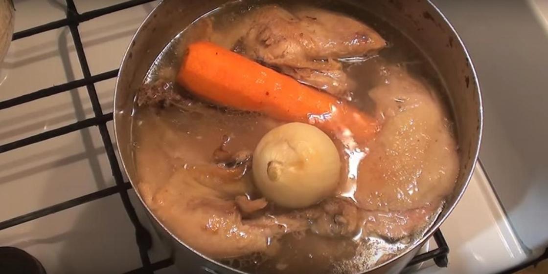 Сваренный олодец из курицы и свиных ножек Сваренный олодец из курицы и свиных ножек