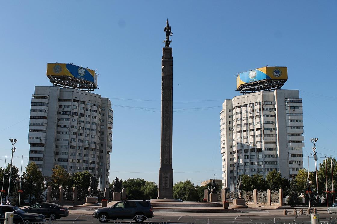 Площадь Республики в Алматы, многоэтажки, памятник