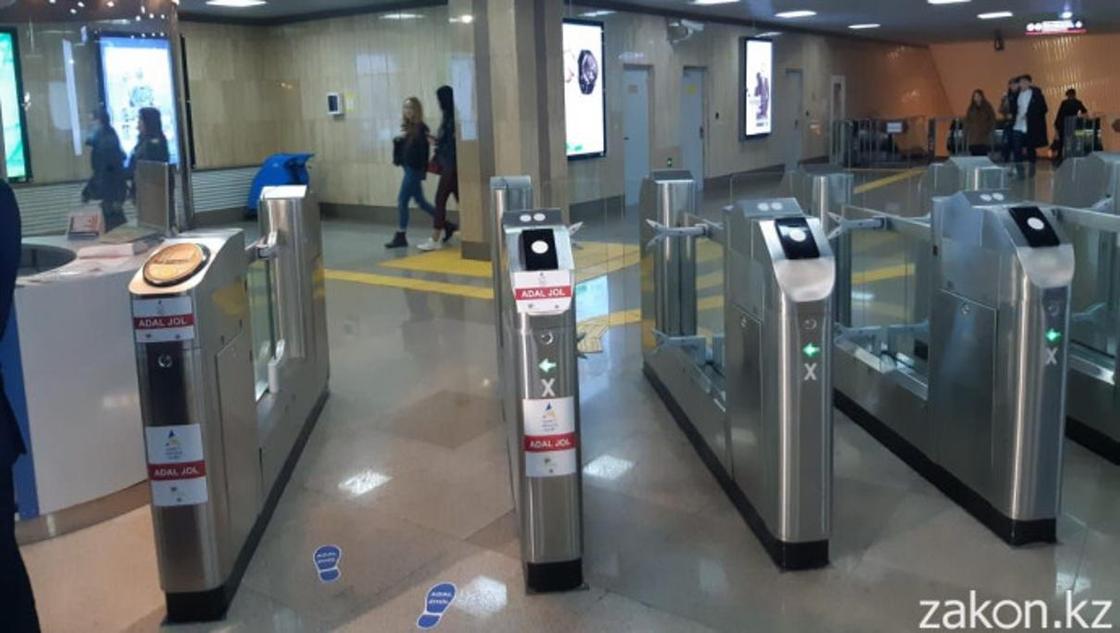 Как алматинцев проверяют на честность в метро (фото, видео)