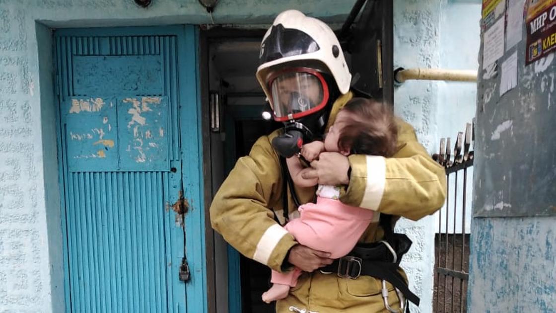 Пожарный вынес младенца из горящей квартиры в Костанае (фото)