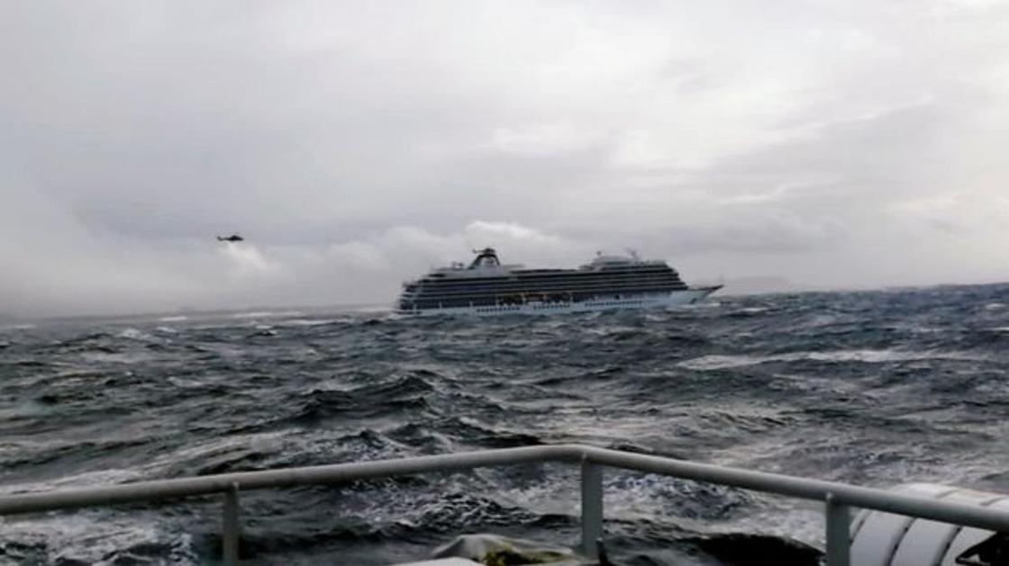 C лайнера, терпящего бедствие у берегов Норвегии, продолжают эвакуировать людей