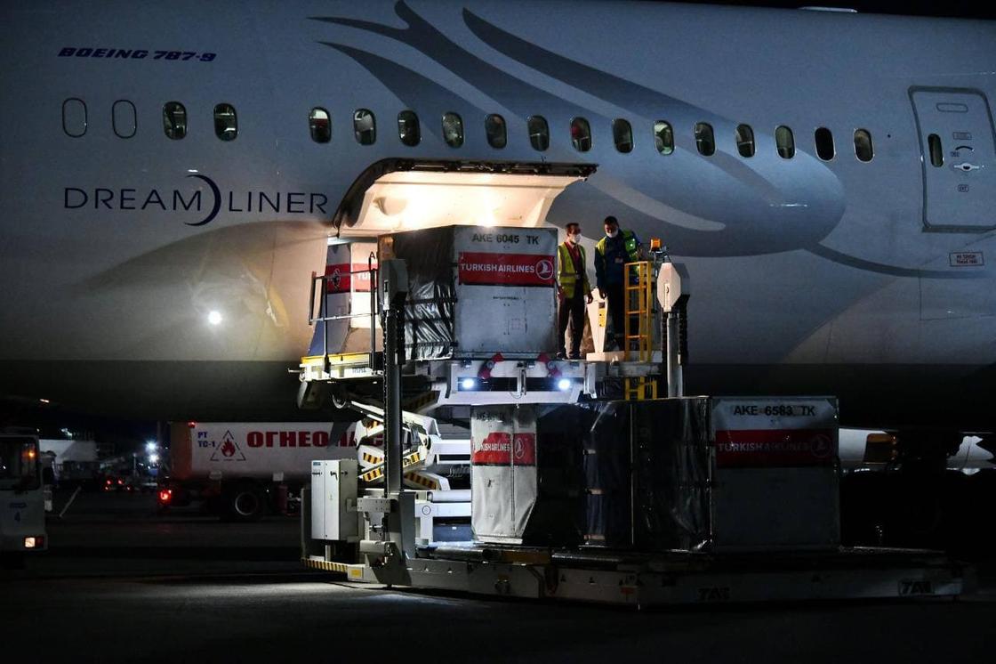 Контейнеры с препаратом CoronaVac выгружают из самолета в Алматы