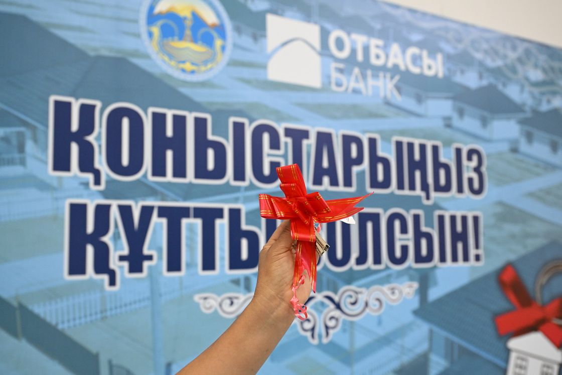 Бейбіт Исабаев талдықорғандық 51 отбасына жаңа баспана кілттерін тапсырды