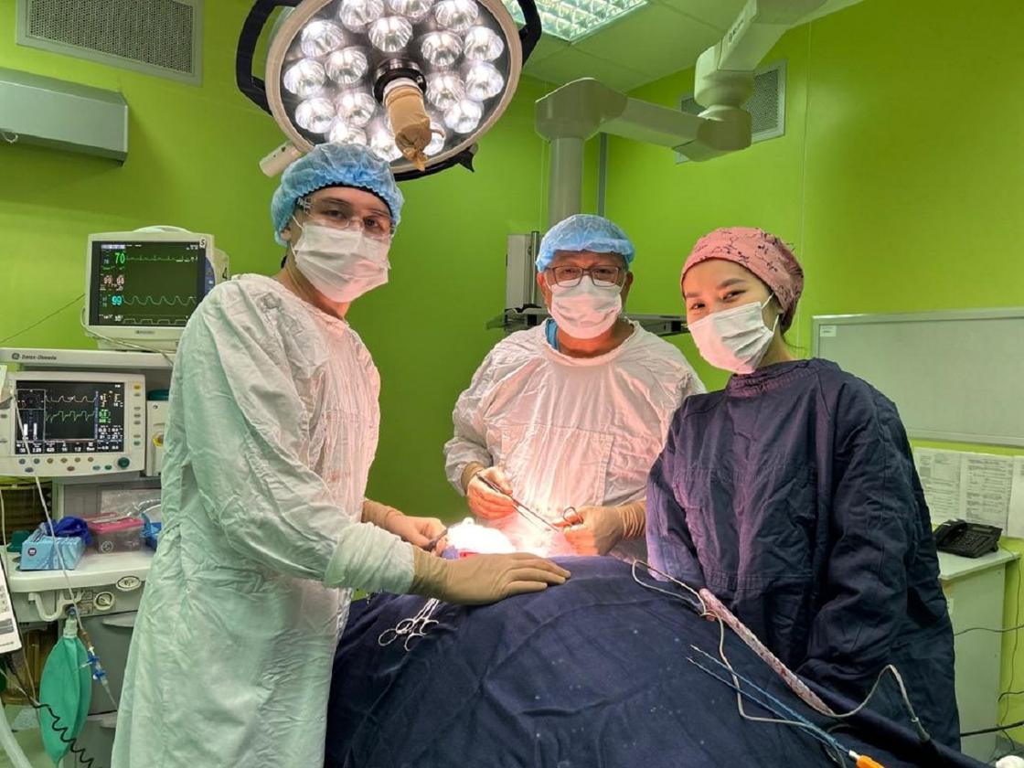 Болат Шалабаев с коллегами на операции