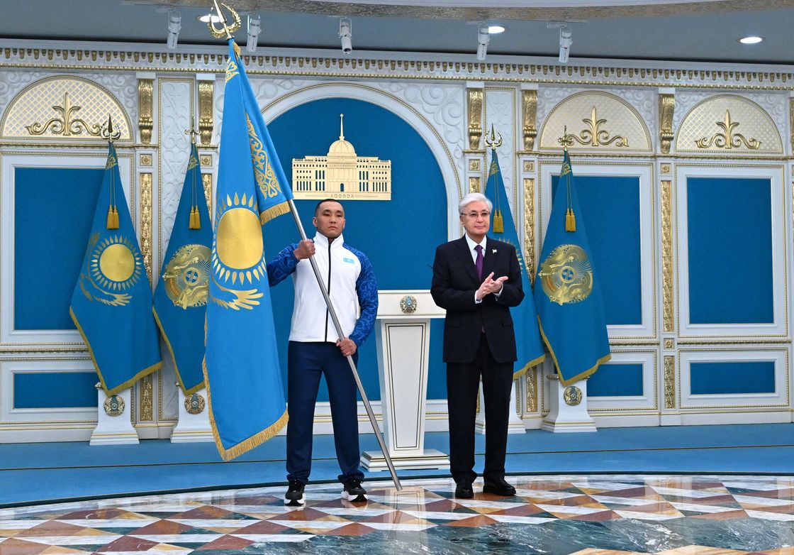 Президент паралимпиадашы Ербол Хамитовке мемлекеттік туды тапсырды.