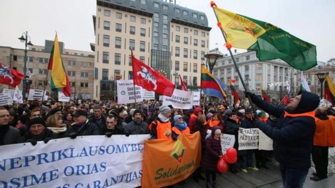 Школьные протесты в Литве: уроки отменены, учителя разбили лагерь в министерстве