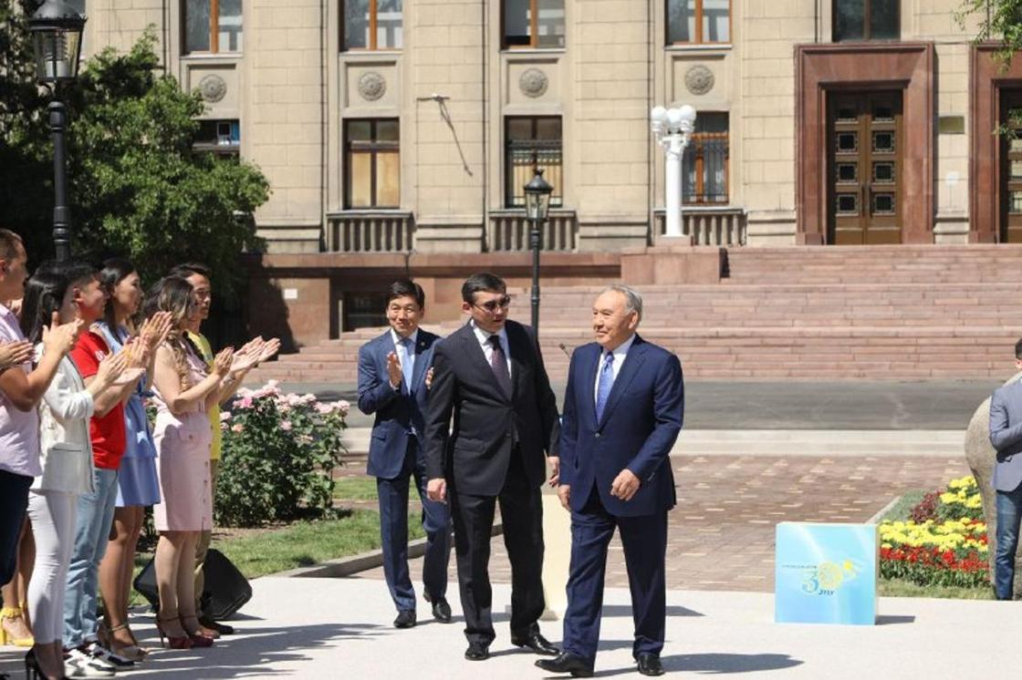 Нұрсұлтан Назарбаев Алматыда уақыт капсуласын салды (фото)