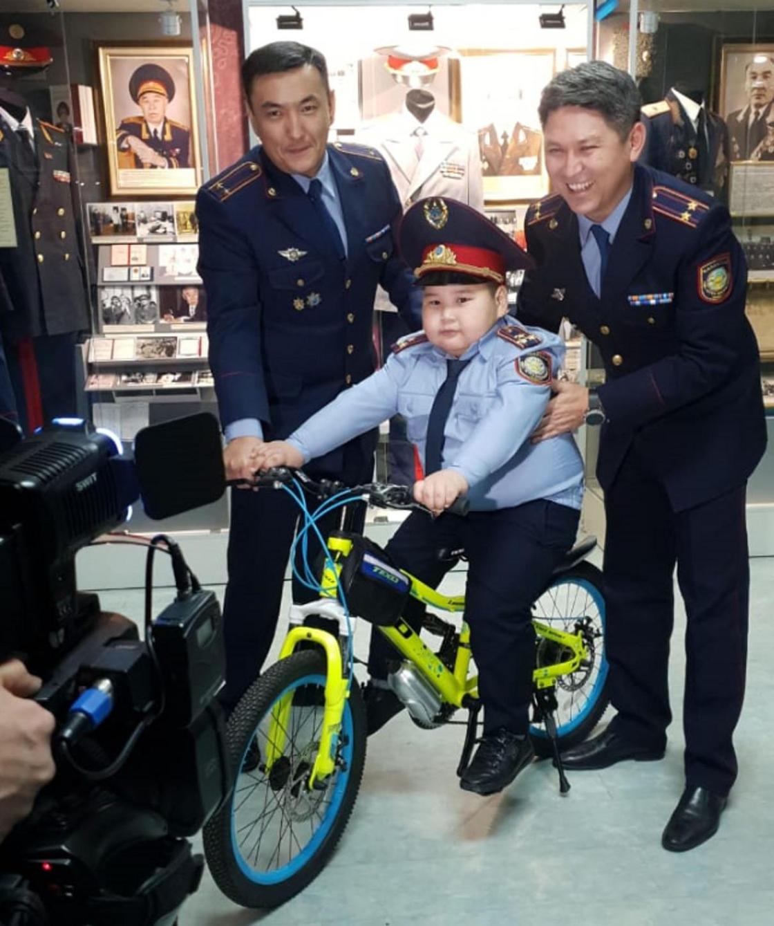 Мальчик надел костюм полицейского на утренник и получил подарок от главы МВД (фото, видео)