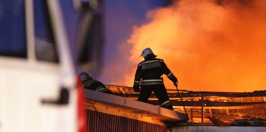Пятиэтажный дом загорелся в Таразе: эвакуированы более 170 человек